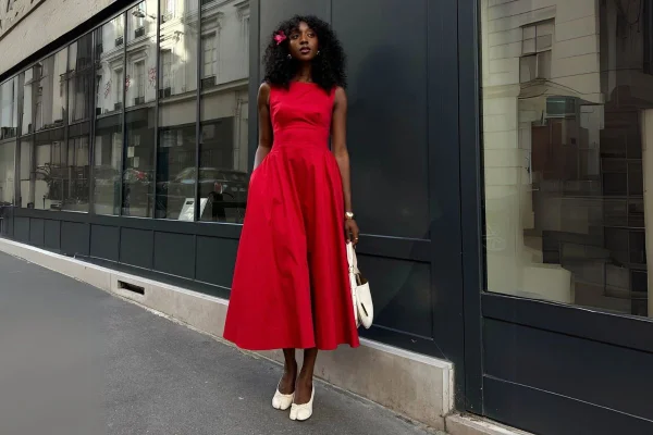 na imagem com cor, foto de influencer com vestido midi com bolsos - metrópoles