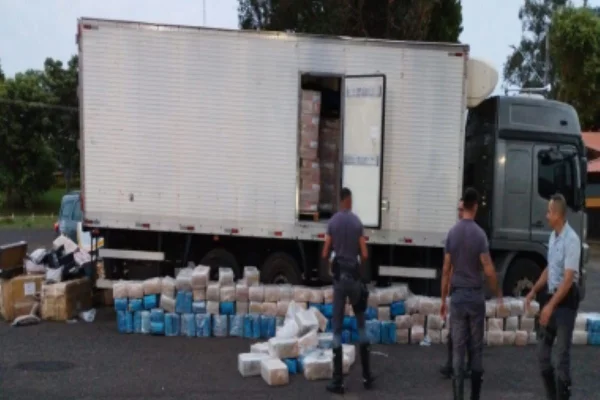 Imagem colorida mostra caminhão que transportava drogas, cigarros, fuzis de airsoft e outros produtos contrabandeados em SP - Metrópoles