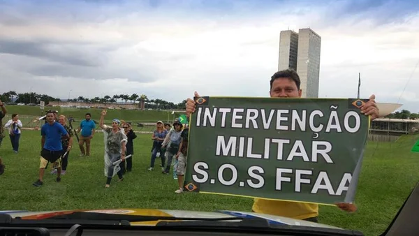 Miniprotesto em frente ao Congresso pede intervenção militar