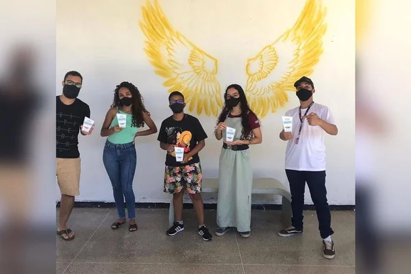 Meninos segurando troféu