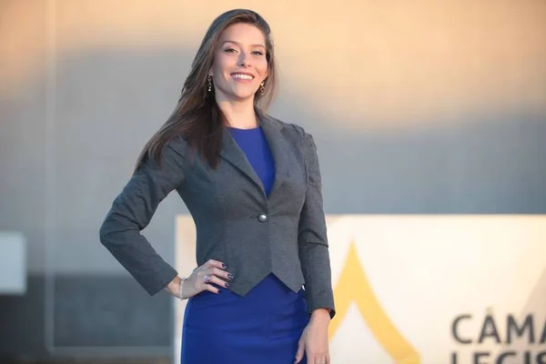 Ao comparar Estado com corpo humano, Júlia Lucy diz que gordo gera mais despesa