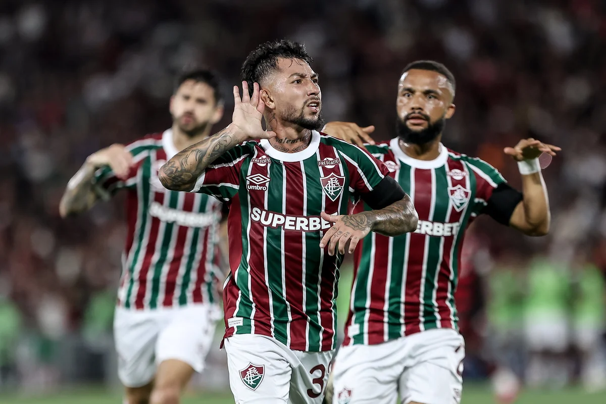 Lucho Acosta comemorando gol do Fluminense sobre o Flamengo