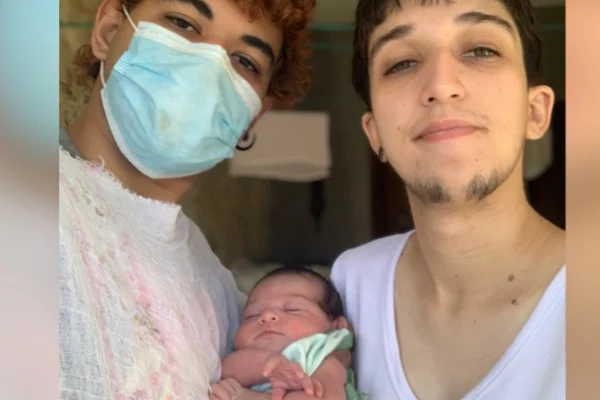 Casal trans de Fortaleza (CE), Arielly Germano e Leonardo Oliveira com a filha no colo, Maria Dandara