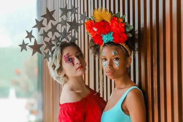 É tempo de folia! Confira duas opções fáceis de maquiagem com brilho