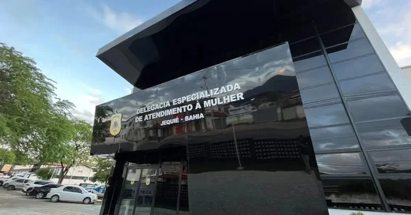 Foto colorida da fachada da Delegacia Especial de Atendimento à Mulher de Jequié (BA) - Metrópoles