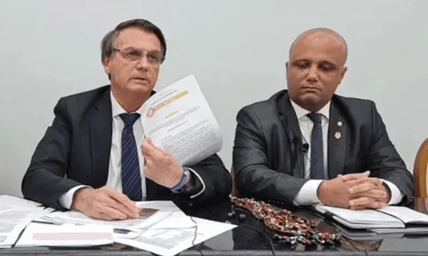 Jair Bolsonaro intimida técnicos da Anvisa em live