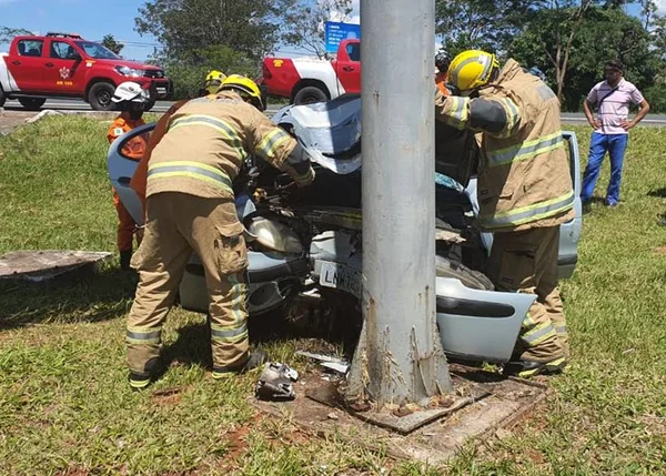 Motorista perde o controle de veículo e bate em Outdoor na EPIA