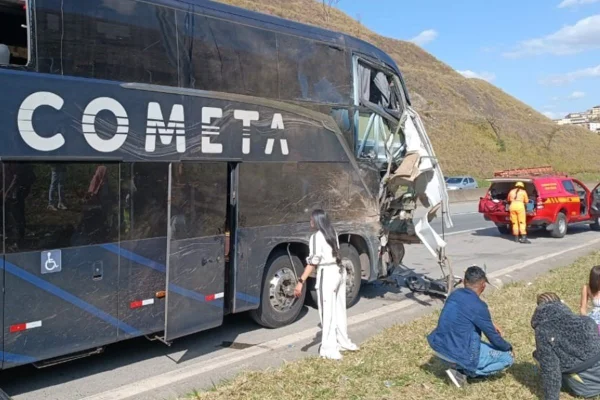 imagem colorida de ônibus da viação cometa acidente em minas gerais com 4 mortos e mais de 30 feridos