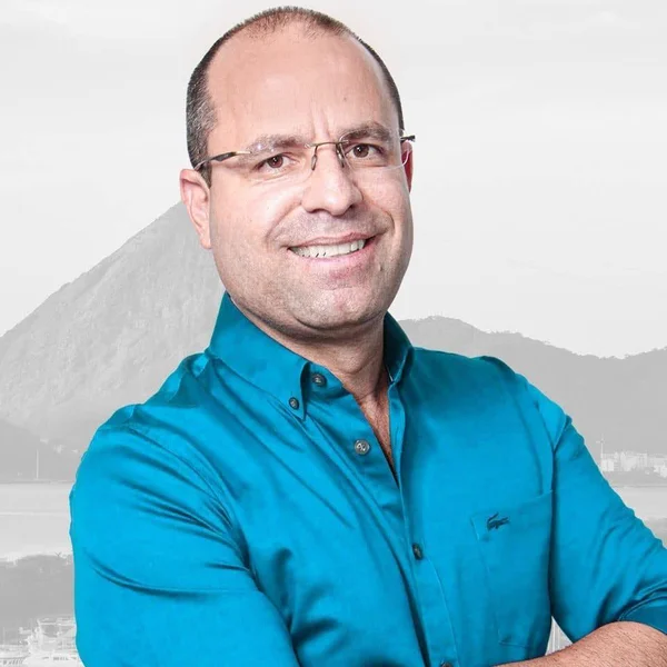 Vereador Vitor Hugo é emboscado por criminosos