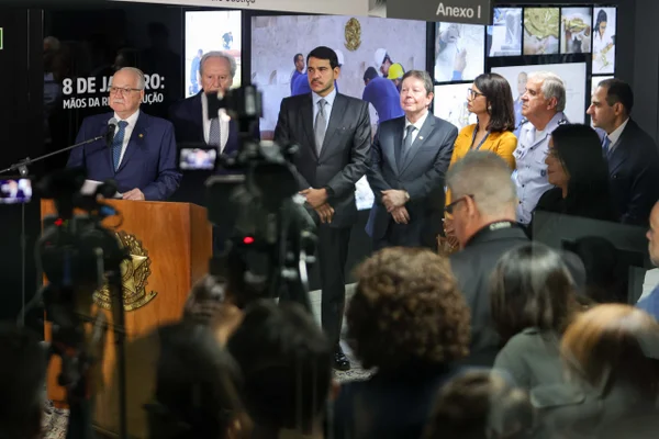 Presidente do Supremo Tribunal Federal (STF), Edson Fachin, discursa durante abertura da exposição 8 de janeiro: Mãos da Reconstrução Metrópoles 2