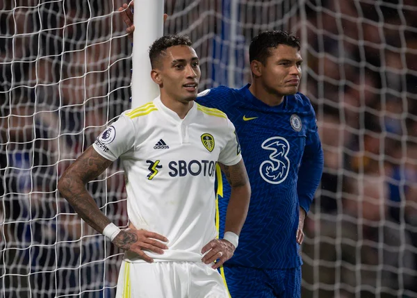 Raphinha, do Leeds, e Thiago Silva, do Chelsea