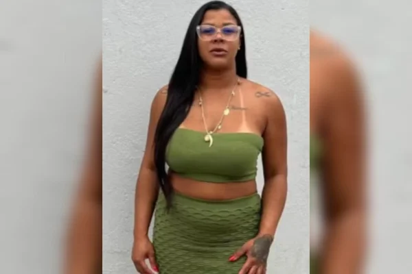 Mulher morena com conjunto verde e óculos transparentes- Metrópoles