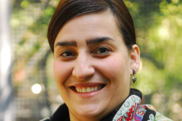 foto colorida do rosto da atriz Simone Gutierrez - metrópoles