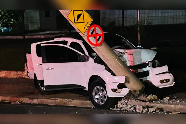 Caminhonete bate em poste em Montes Claros