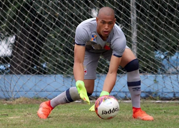 Goleiro de 18 anos faz história no Vasco e entra na Sul-Americana