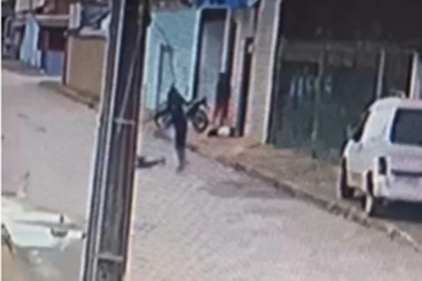 Vídeo mostra filha caída e pai sendo executado em frente de casa no DF