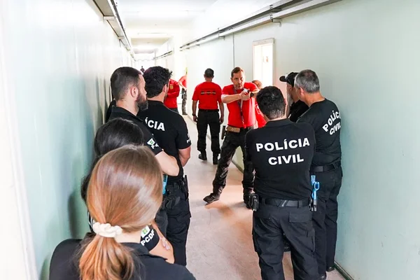 Policiais do DF aprendem táticas do FBI para emergências em escolas. Divisão de Operações Especiais da PCDF recebeu treinamento do FBI para combater ocorrências em escolas e qualificou 80 agentes em curso