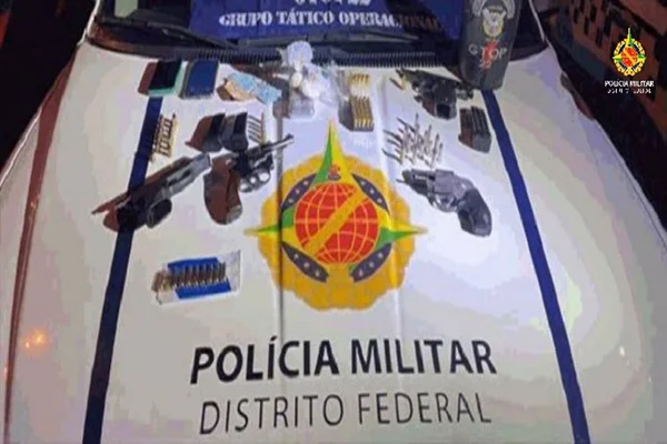 Dupla de vigilantes é presa com 4 armas, 71 projéteis e drogas no DF