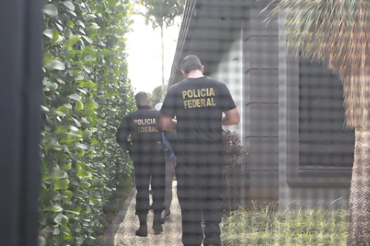 A ação faz parte de uma operação da PF que investiga suspeitas de crimes relacionados a organização criminosa, corrupção e lavagem de dinheiro. Agentes realizaram diligências no imóvel durante o cumprimento das medidas judiciais.
A ação faz parte de uma operação da PF que investiga suspeitas de crimes relacionados a organização criminosa, corrupção e lavagem de dinheiro. Agentes realizaram diligências no imóvel durante o cumprimento das medidas judiciais.