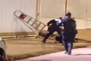Momento em que o bandido cai da escada e é preso