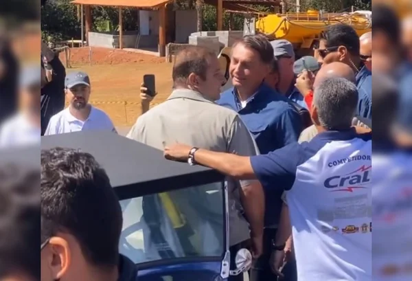 Bolsonaro e Michelle participam de competição de carros antigos em Brasília