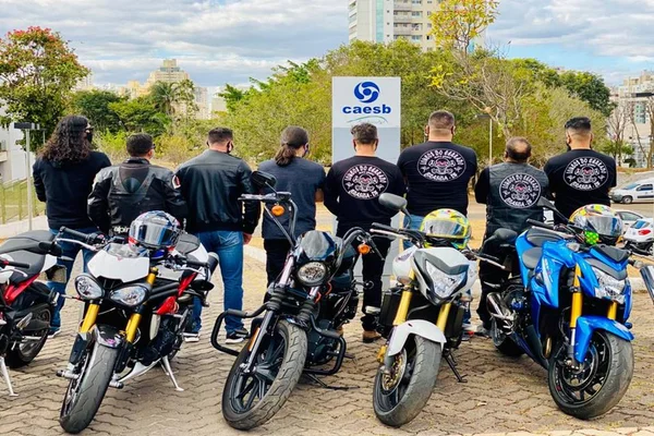 Grupo de motociclistas doa mil sabonetes para campanha solidária da Caesb