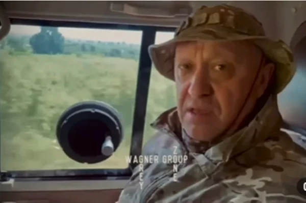 captura de tela capturada de um vídeo compartilhado online mostra Yevgeny Prigozhin, o fundador da empresa russa de segurança privada Wagner, segurando um rifle