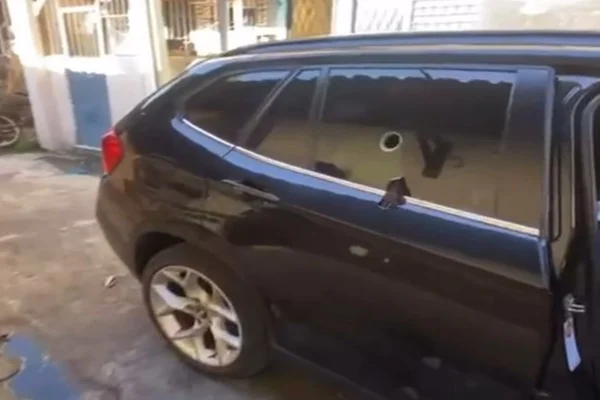 Comando Vermelho transforma BMW blindada em "Caveirão do crime"