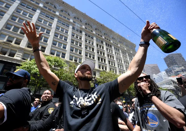 Beijo roubado, anel perdido: Warriors fazem festa após título da NBA