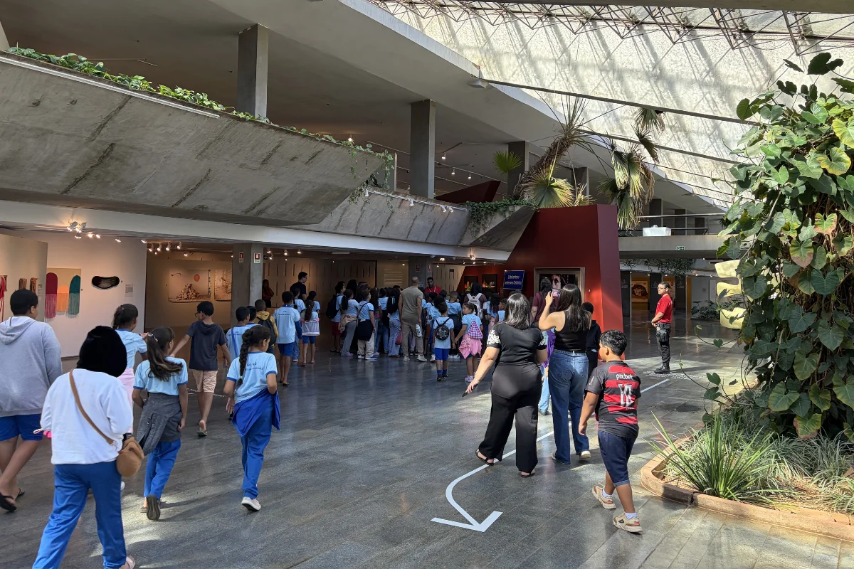 Alunos do Recanto das Emas se encantam com a exposição Constelações Contemporâneas Alunos do Recanto das Emas se encantam com a exposição Constelações Contemporâneas