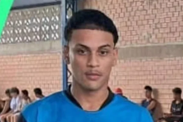 Imagem colorida, jovem de 21 anos que foi morto a tiros na frente da mãe- Metrópoles
