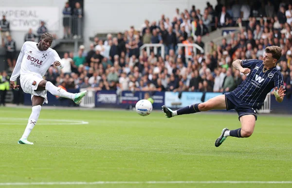 Em 100º clássico, Milwall e West Ham empatam em 2 x 2, no The Den - destaque galeria Em 100º clássico, Milwall e West Ham empatam em 2 x 2, no The Den - destaque galeria