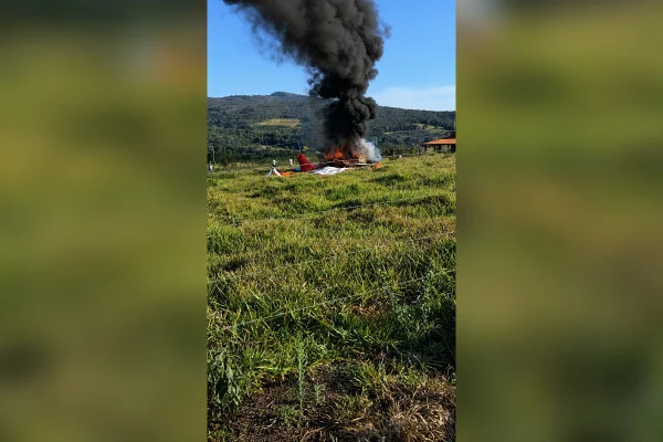 Veja momento em que avião de pequeno porte cai e piloto se salva em MG