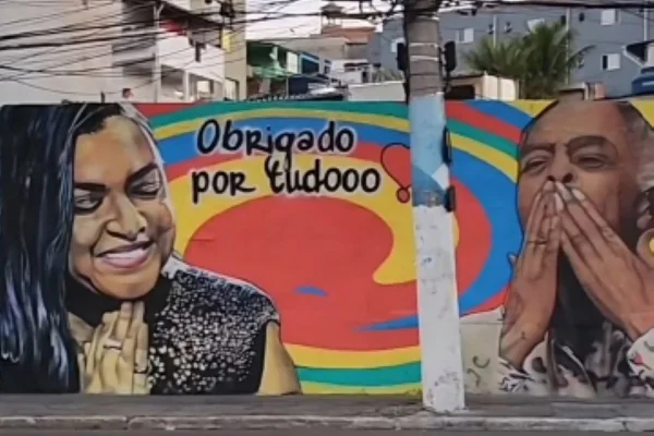 Imagens coloridas mostram mural com a imagem da cantora Preta Gil sorrindo ao lado do pai, Gilberto Gil, que lhe manda um beijo na imagem