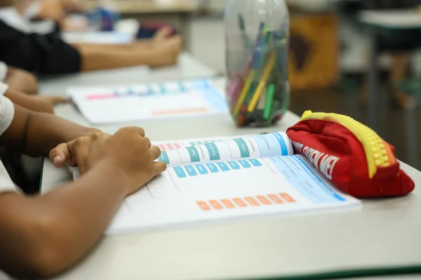 Aluno lê livro em escola