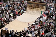 Manifestantes ocupam ruas em Los Angeles