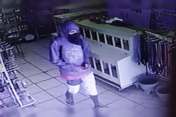 DF: adolescente usava machado e máscara para roubar lojas e pedestres
