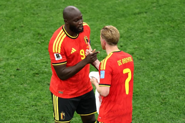 De Bruyne e Lukaku se cumprimentando durante a Copa do Mundo
