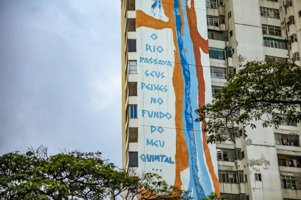 Obra de Ailton Krenak transforma empena no entorno da Praça Raul Soares, em BH