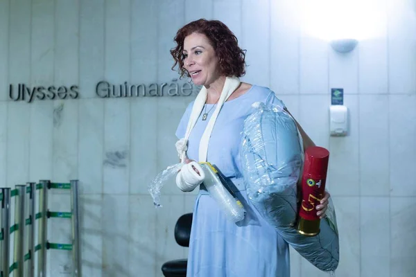 Deputada Carla Zambelli leva mantimentos para o deputado Daniel Silveira, que passou a noite na casa na ntativa de não precisar colocar tornozeleira eletrônica a mando do ministro do STF, Alexandre de Moraes - Metrópoles