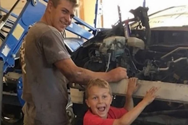 Menino de 8 anos ergue carro de quase uma tonelada e salva o pai