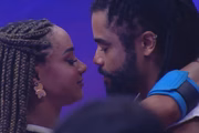 Aline e Diogo trocaram olhares durante o beijo