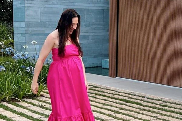 Na imagem com cor, Claudia Raia usa vestido longo rosa - Metrópoles