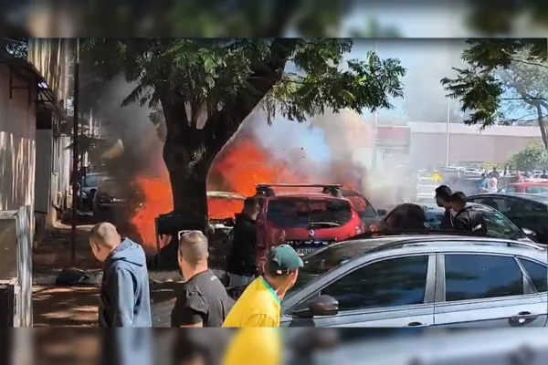 Imagens impressionantes flagram destruição de carros em incêndio no DF