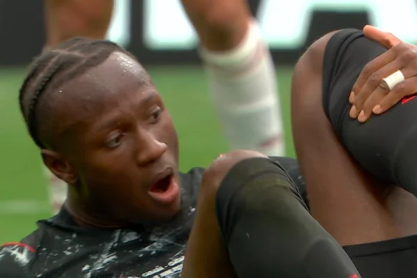 Koné, camisa 8 do Canadá, quebrou a perna esquerda no início do segundo tempo