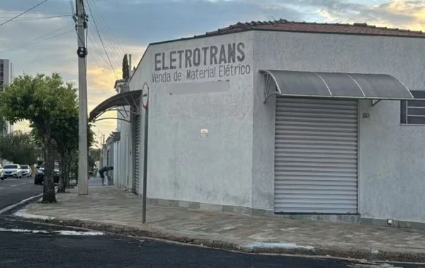 Imagem de fachada de loja, com parede e porta cinzas; dono foi morto por uma mulher com uma chave de fenda - Metrópoles