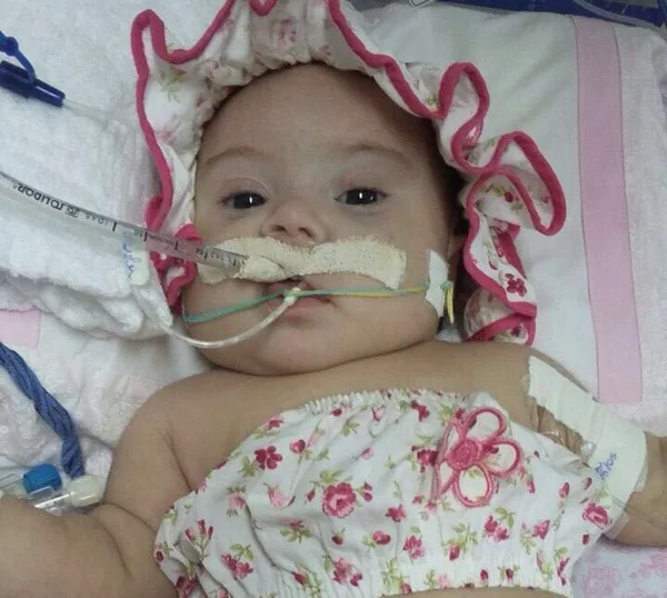 Família cria abaixo-assinado para bebê que espera cirurgia há 3 meses