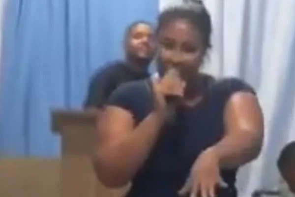 Após expor traição de pastor, mulher causa pancadaria em igreja: veja