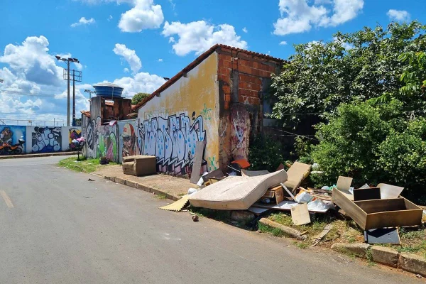 Lixo dengue multa entulhos
