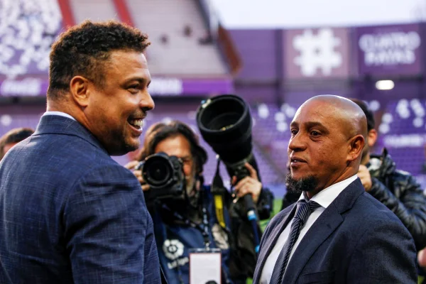 Foto colorida de Ronaldo e Roberto Carlos - Metrópoles